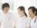 医師と看護師が笑いながら何かについて話している様子。リラックスしている時間帯