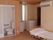 寝具付きのベッドやエアコン、トイレなどがそろったフローリングの部屋。緊急通報装置付き。