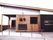 和の雰囲気がある平屋建ての建物。玄関先には手すり付きのスロープが付き、外壁にはホーム名がある。