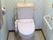 手すりが付いているトイレの様子。一人用のスペースだけの小さなトイレ