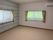 レースカーテンとカーテンが付いたおおきな窓が二つ付いている広い部屋にはエアコンもある。
