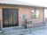 平屋建ての建物はブラウンを基調としたすっきりとしたデザイン。玄関にはポストが置かれている。