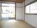 畳敷きの和室は大きな窓が付き、日当たり良好。明るい雰囲気の部屋には家具などは置かれていない。