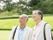 男性二人が気持ちよさそうな外に出てゆったりと何かを眺めている様子