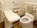 体を預けられる幅広の手すりがついたトイレの様子。介護仕様のトイレ