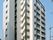 マンション風のしっかりとした建物の外観写真。背の高い建物の様子