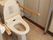 トイレには両サイドに手すりが付き、介助用のスペースもある。