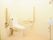 トイレには手すりが両サイドにつき、片方は可動式。広い介助スペースもある。