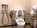 手すりが多くつけられたトイレはシャワーと洗面所付き。介助する人が入ってもゆとりのある広さ。