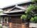 木をふんだんに利用した和風の建物の入り口付近。伝統的な和風の建物