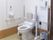 手すりが両側に付いているトイレの様子。緊急コールが設置してある様子