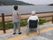 海沿いの遊歩道には点字ブロックが敷かれ、車いすの入居者と付き添いの女性が海を見ている。