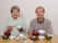 食事をしている高齢者夫婦の様子。品数のそろった食事を食べている写真