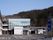 山に囲まれたのどかな環境。3階建ての建物はブラウンでまとめられている。