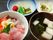 海鮮丼やお吸い物などが整ったメニューの写真。季節感のあるメニュー