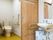 手すり付きのトイレと洗面台が写っている写真。居室内の設備の様子