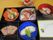 かぶら蒸しや扇形の赤飯、エビなどの煮物、刺身盛り合わせ、吸い物が並んだ黒いトレー。
