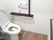 広いトイレには手すりが付き、呼び出しボタンも設置されている。