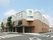 ２階建ての建物は白とブラウンで道路に面して建てられていて、真正面にホーム名が書かれている。