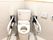 トイレの両サイドに手すりが付き、壁には操作パネルと呼び出しボタンが設置されている。
