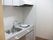 部屋に取り付けてあるミニキッチンを上から写した写真。IHタイプの新しいミニキッチン