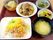 散らす寿司には錦糸卵が乗っていて、みそ汁や野菜の煮物、和え物やフルーツなどが盛られ、木製のトレーに並んでいる。