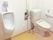 施設内の広めのトイレの様子。緊急コールが取り付けられている壁