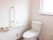 呼び出しボタンや手すりが設置されたトイレは窓が付き明るい。
