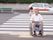 横断歩道を渡っている車いすの高齢者とそれを押している女性