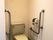 手すりがついた施設内のトイレの様子。立ち上がりと移動を助ける手すり付きトイレ