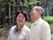 中庭・公園らしき場所を散歩している高齢者夫婦。楽しそうな笑顔