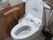 手すりが付いた小さなスペース以内にあるトイレ。施設内の特別な手すり付きのトイレの様子