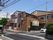 建物外観。ブラウン系の三角屋根が付いた２階建ての建物。山小屋をイメージした煙突がついている。