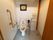 部屋は和風だがトイレは洋式。バリアフリーの床に加え、便器の両側に手すりを取り付けて安全性を高めている。