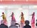 フラダンスをしている女性4名はピンクや黄色のドレスに身を包んでいる。入居者は座って見ている。