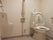 白を基調としたトイレには手すりや手洗い場、呼び出しボタンが付き、安全に利用できる。