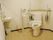 広いトイレには両サイドに可動式の手すりが付き、手洗い場もある。
