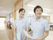 こちらを向いてほほ笑んでいる様子の看護師。医療機関内で写した写真
