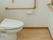 L字型の手すりが付いているトイレの様子。高齢者用のトイレ