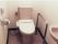 トイレには手すりが付き、温水便座を使用。手洗い場もある。