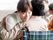 立ち入上がりろうとしている車いすの女性を補助するスタッフの表情。笑顔で対応している様子