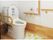 手すりが多めに設置されたトイレにはマットも敷かれ、呼び出しボタンも設置されている。