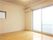 エアコンがついた日当たりの良い居室の様子。小さな通気口のような窓もついている部屋