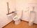 トイレは広く男性用のトイレも同じスペースに設置されている。手すりも多めにつき安全。