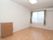 施設内の一人用の部屋の写真。小さなタンスとエアコンだけがある部屋
