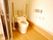 引き戸仕様のトイレの様子。居室内に備え付けられているトイレの写真