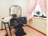 美容院にあるようないすや洗髪台が置かれた部屋には大きな鏡もあり、窓にはピンクのレースカーテンが付けられている。