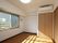 エアコンやクローゼットが付いたフローリングの部屋にはカーテンがない窓がある。日当たり良好。