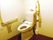 両側に手すりがついている施設内のトイレの様子。車いすのまま入れるトイレ