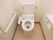 温水便座が付いたトイレにはエル字型の手すりも設置されている。